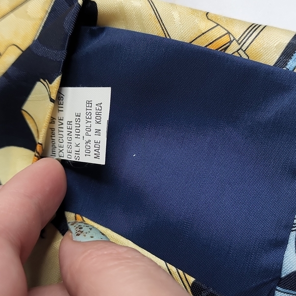 Tie with piano never used - Picture 2 of 4